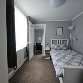 Beautiful Rooms Close to Central London